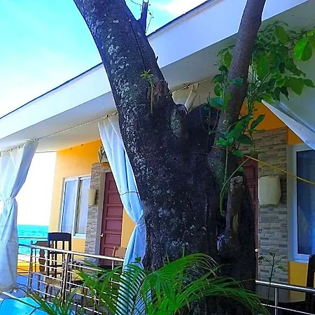 Luzmin Bh - Beachfront Cottages